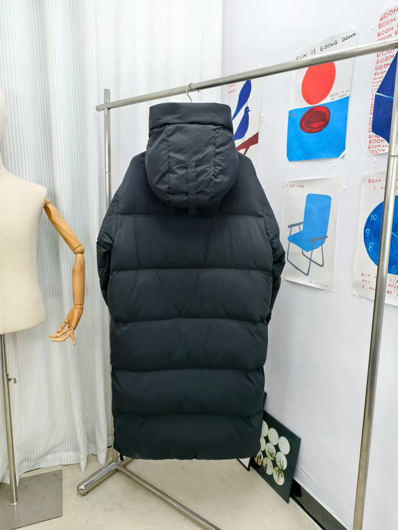 P1040————2800M (same style for men and women) Canada goose Lawrence long down jacket The Lawrence long down jacket provides basic protection for daily adventures and is made of sustainable Enduraluxe fabric with a practical soft touch. It has a quilted body and adjustable hood. Filled with extremely fluffy duck down. The adjustable down-filled connected hood and chin-protecting suede knitted stand-up collar are soft and extra-comfortable. Tapered rib-knit cuffs improve comfort and seal in heat. There are two zippered side vents at the bottom of the jacket for increased range of motion and ventilation. It has a longer hem at the back for added protection and reflective double stripes on the back. Color: black with red label, black with black label, navy blue with red label Size: XS-2XL